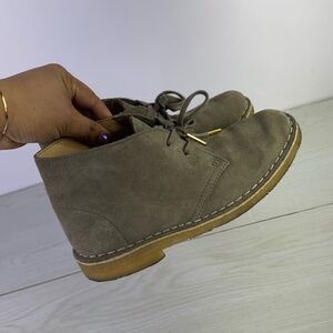 Clarks Women's Chukka Desert Boots In taupe Suede Size 7